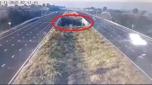 दिल्ली–मुंबई एक्सप्रेसवे पर भीषण हादसा : तेज रफ्तार XUV खाई में गिरी, मुंबई और वडोदरा के पाँच लोगों की मौत………….